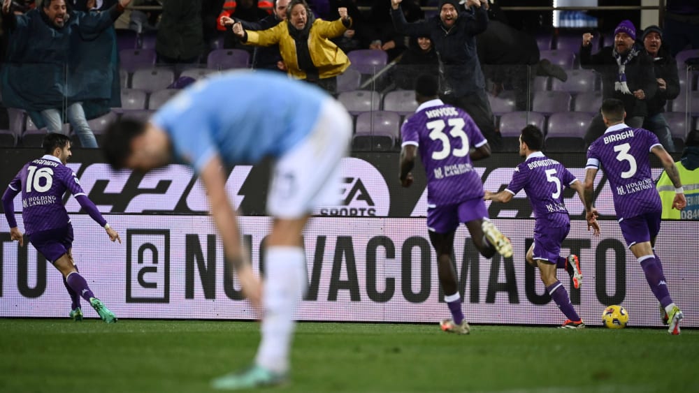 Großer und absolut verdienter Jubel: Die Fiorentina-Spieler drehen nach Giacomo Bonaventuras Tor ab.