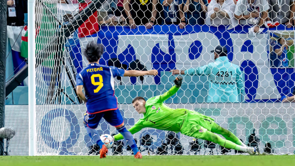 Kroatiens Keeper Dominik (re.) hält den Elfmeter von Japans Takumi Minamino.