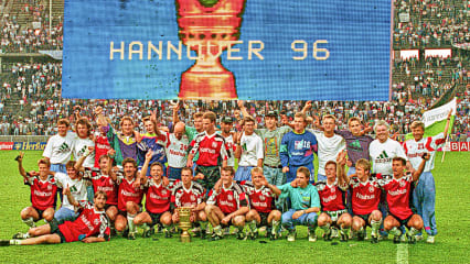 Das Wunder ist vollbracht: Zweitligist Hannover 96 grüßt als Pokalsieger 1992.