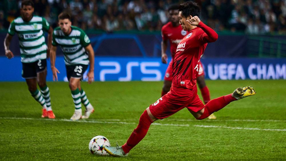 Daichi Kamada (Eintracht Frankfurt) schießt das Tor zum 1:1 gegen Sporting CP Lissabon