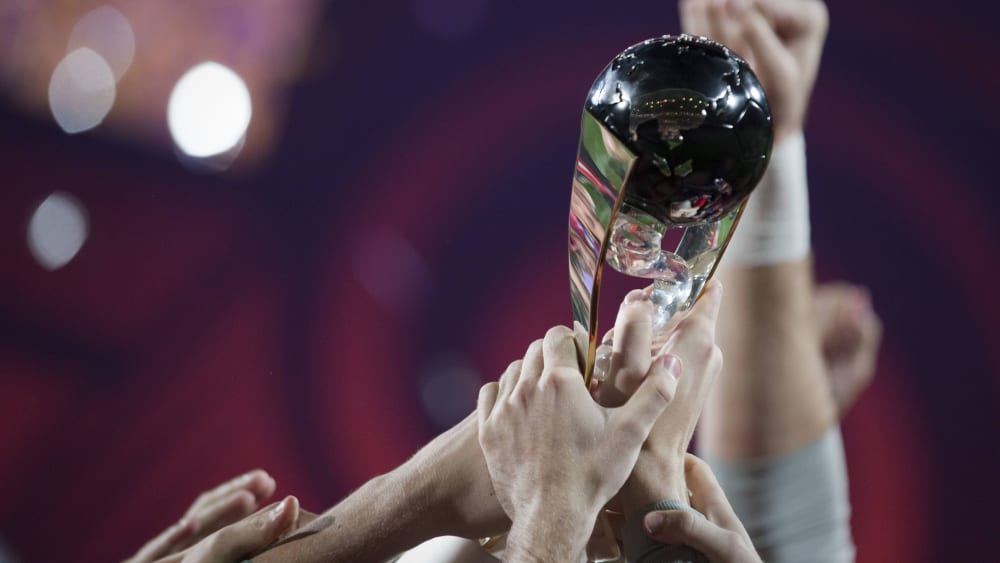 Wird in diesem Jahr nicht in Indonesien vergeben: Die Trophäe für den U-20-Weltmeister.