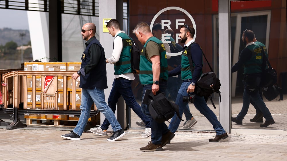 Polizisten nach der Hausdurchsuchung beim spanischen Fußballverband RFEF.