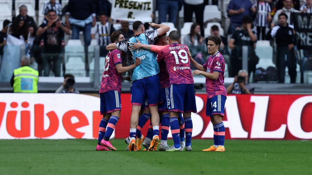 Knoten geplatzt: Dusan Vlahovic wird von seinen Juventus-Kollegen ausgiebig gefeiert.