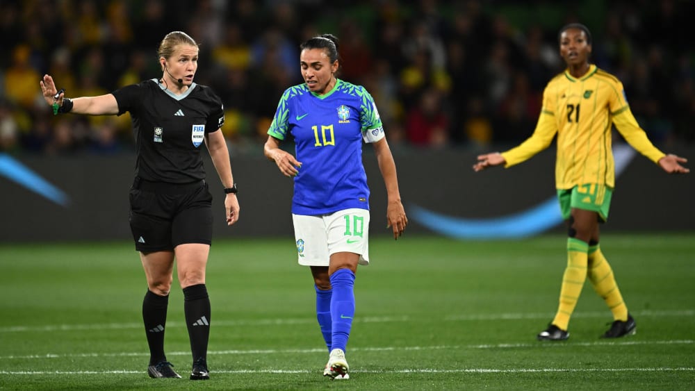 Brasiliens Marta (Mi.) blieb bei ihrem letzten Spiel für ihr Land ebenso wie ihre Mitspielerinnen blass.