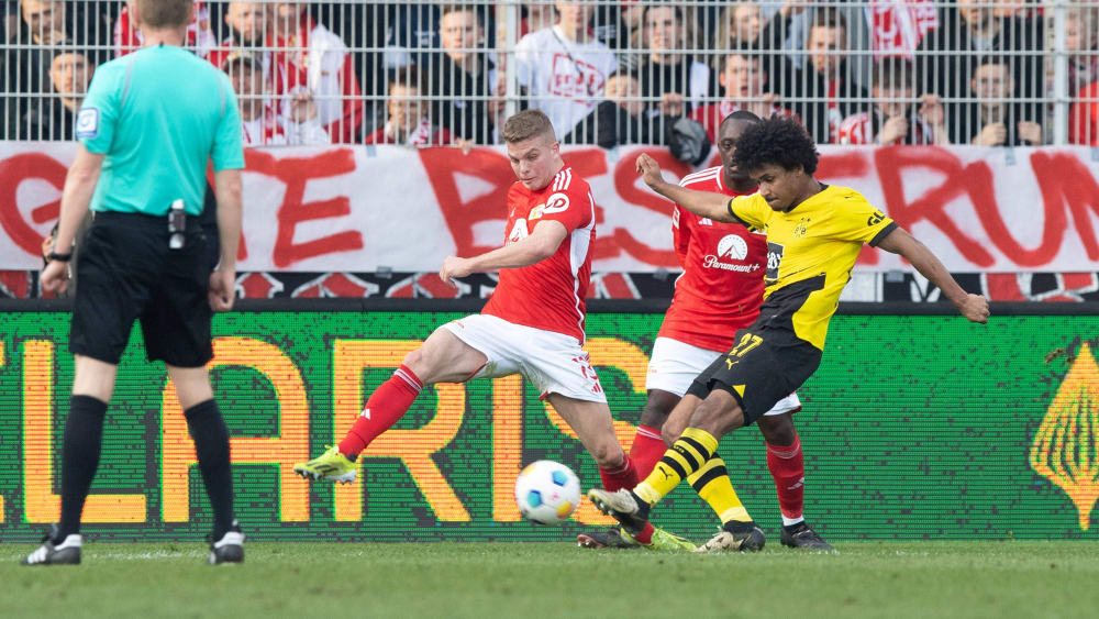 Sehenswerter Treffer: Karim Adeyemi (re.) schießt zum 1:0 für Dortmund in Köpenick ein.