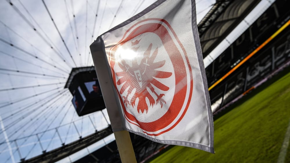Eintracht Frankfurt erwägt den Klageweg, um mehr Zuschauer zuzulassen.