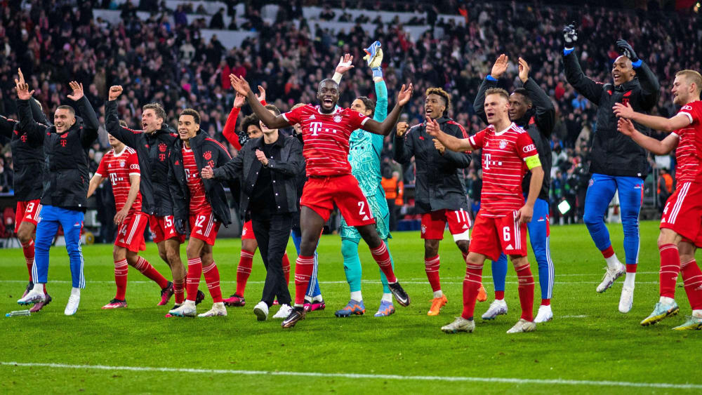 "Viertelfinale, wir kommen": Die Bayern-Profis feiern mit den Fans den Triumph über PSG.