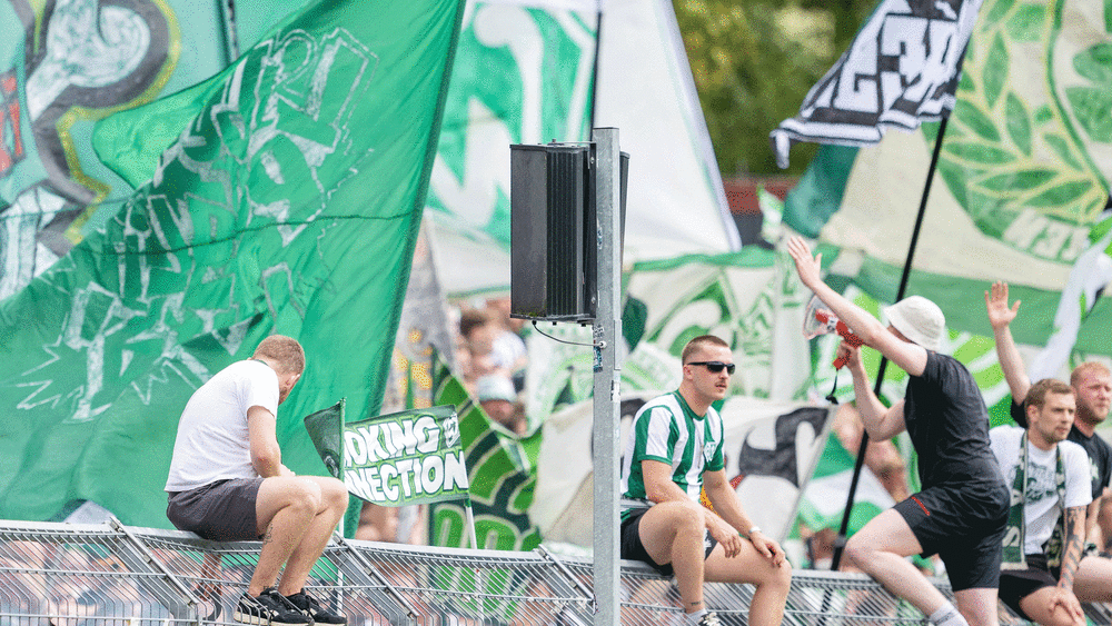 Ihr Verhalten in Köln kommt Werder Bremen teuer zu stehen: Die Fans des SVW beim Pokal-Auftakt.
