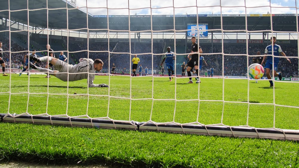 Hansa-Keeper Kolke konnte dem Spielgerät beim Einschlag zum 2:0 nur hinterherschauen.