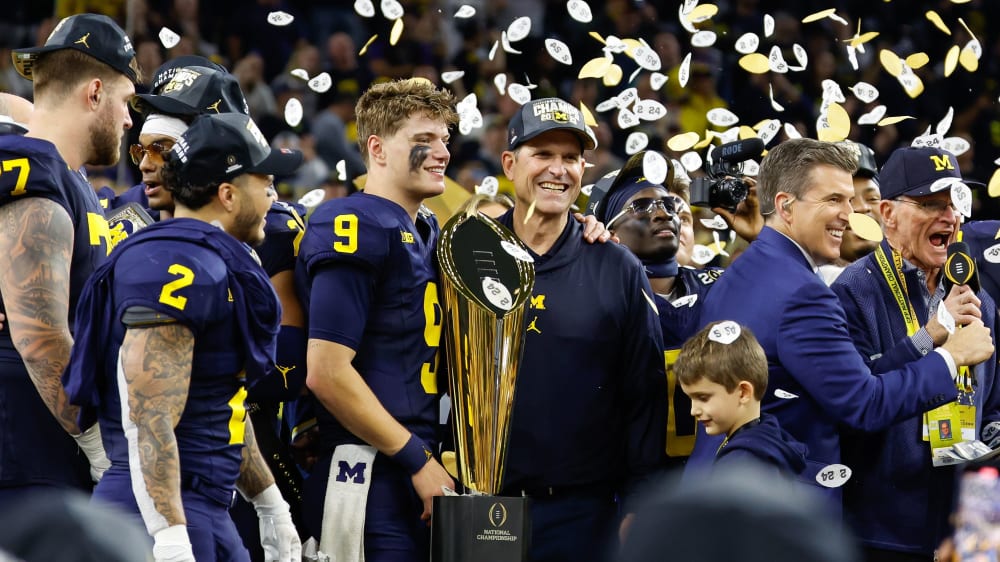 Jubel mit der Trophäe: Michigan-Quarterback J.J. McCarthy und Head Coach Jim Harbaugh.