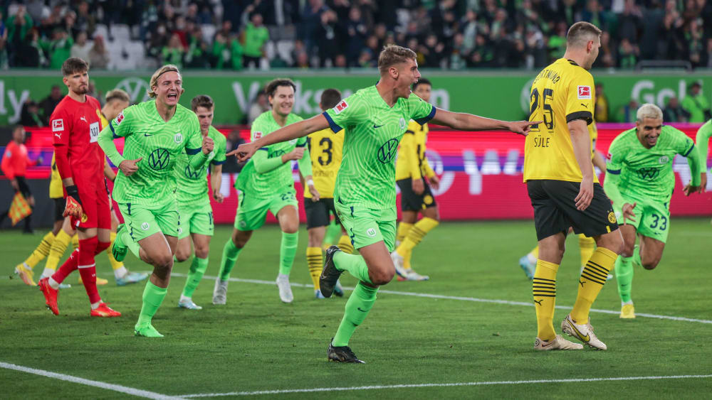 Premierentreffer: Wolfsburgs Micky van de Ven (Mi.) bejubelt sein erstes Bundesliga-Tor.