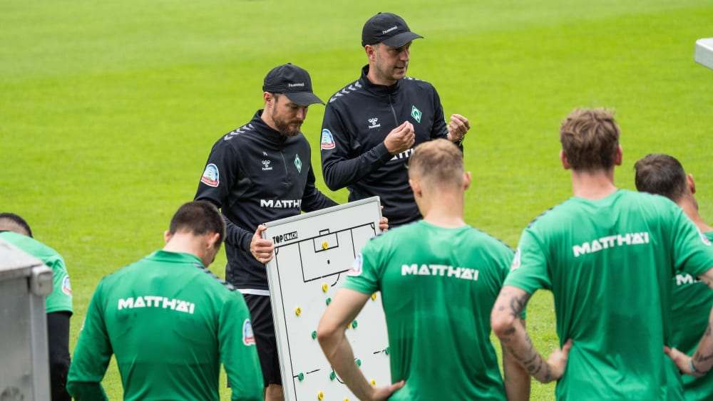 Werder Bremen im Trainingslager: Trainer Ole Werner (M.) erklärt, die Spieler lauschen.
