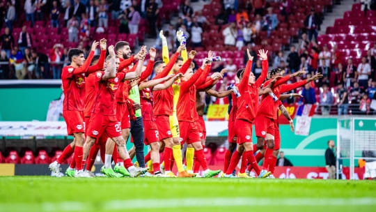 Ausgelassene Freude: Leipzig bejubelt mit den Fans den 8:0-Erfolg.