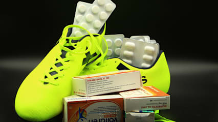 Ein Sportwissenschaftler gibt Auskunft rund um das Tabu-Thema Schmerzmittel im Fußball.