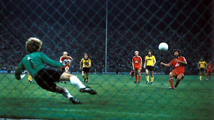 Einer von zehn Elfmeter-Treffern im Jahr 1980/81: Paul Breitner trifft gegen BVB-Torwart Eike Immel zum 1:0.