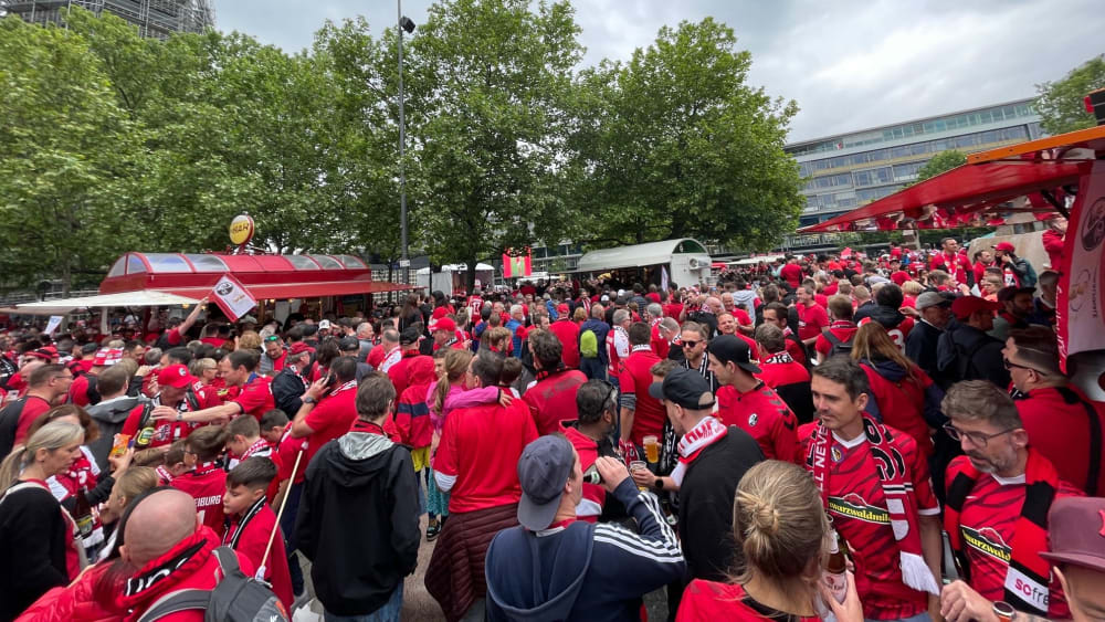Vor dem DFB-Pokal-Finale fluten Freiburger Fans die Hauptstadt.