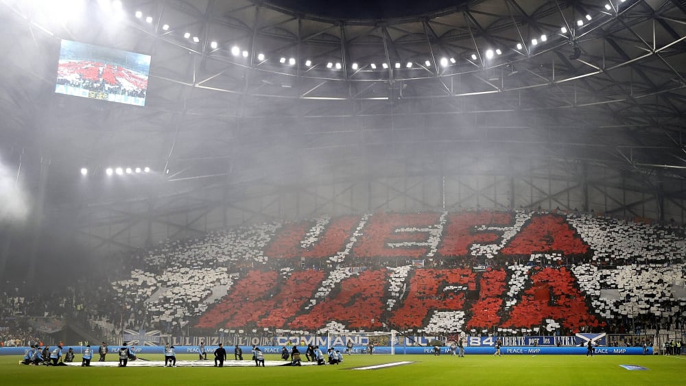 "UEFA Mafia" wird immer wieder in europäischen Stadien ausgerollt und gerufen, hier ein Bild aus Marseille 2022.