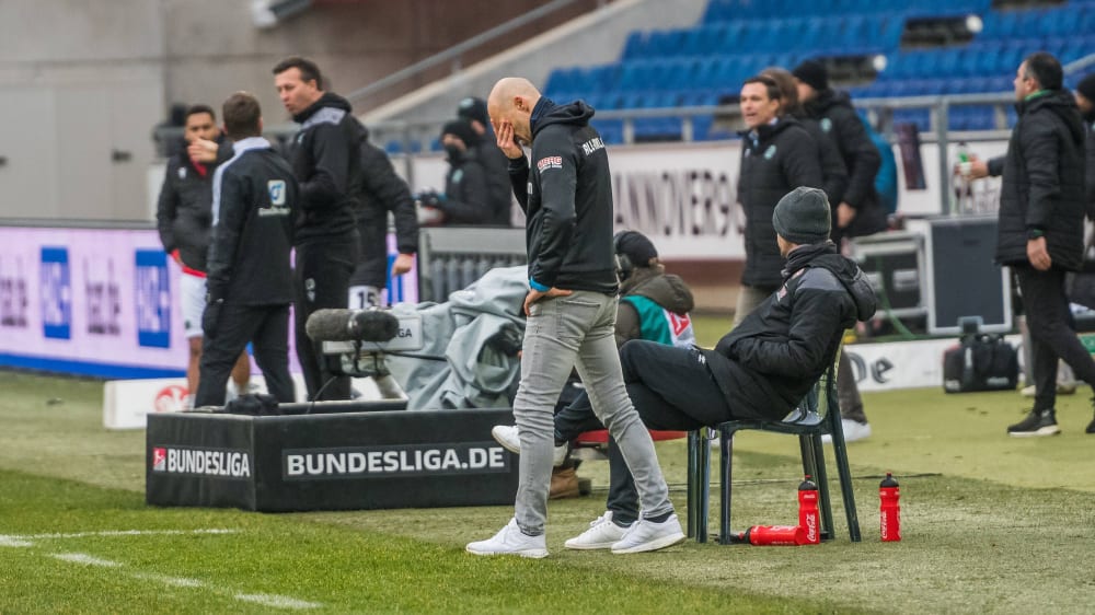 Alexander Schmidt schaut nicht mehr hin: Der Dynamo-Coach war mit seinem Team nicht zufrieden.