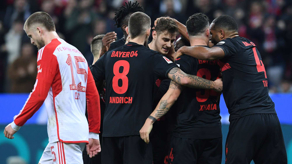 Während sich Bayern-Leihgabe Josip Stanisic (Mi.) nach seinem 1:0 für Leverkusen beim Jubel zurückhielt, feierten ihn seine Mitspieler ausgiebig.