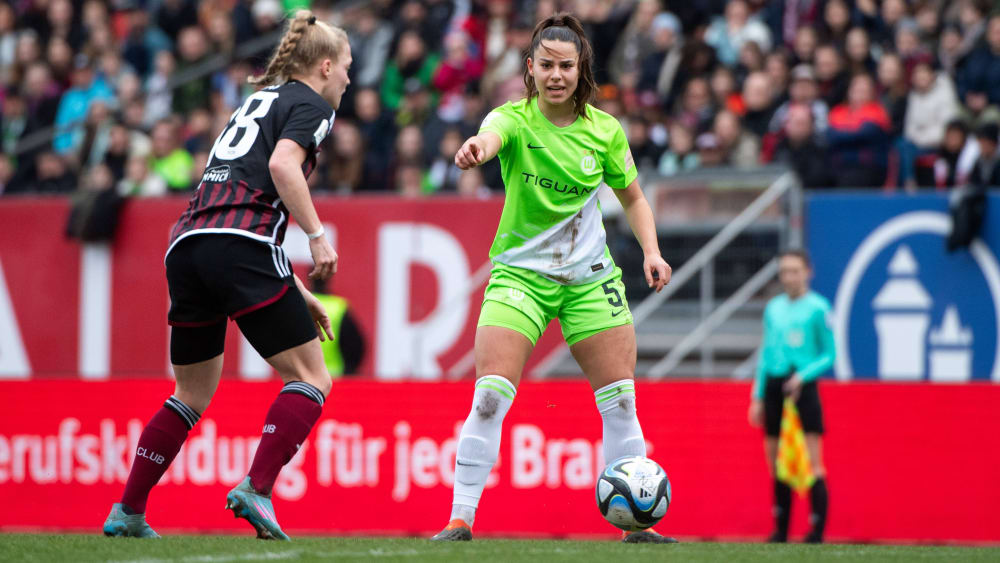 Verpasste das Viertelfinale im DFB-Pokal der Wölfinnen kurzfristig: Lena Oberdorf (grünes Trikot.).