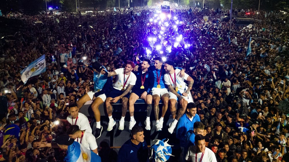 Frenetischer Empfang mitten in der Nacht: Lionel Messi &amp; Co. präsentierten sich und den WM-Pokal.