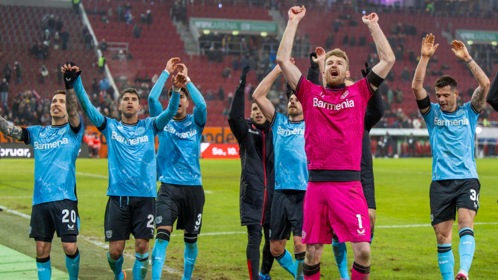 Lukas Hradecky jubelt mit seinen Leverkusener Kollegen über das späte 1:0 in Augsburg.