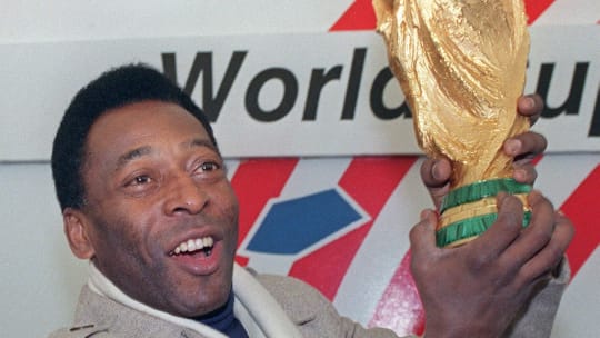 Dreimal Weltmeister geworden - Titelverteidigung inklusive: Brasiliens Legende Pelé.