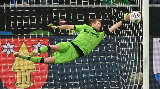 Lukas Hradecky segelt durch die Luft. Doch wie lassen sich Torhüter-Paraden eigentlich analysieren?