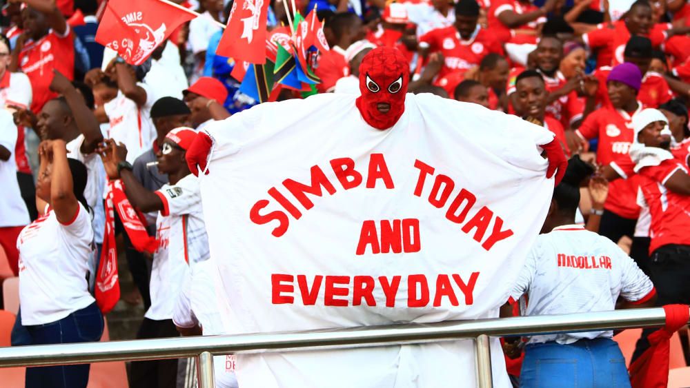 Fans des Simba SC in Daressalam, Tansania.
