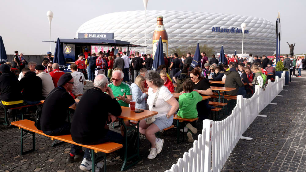 In München gab's schönes Wetter, die Fans genossen dieses vor dem Stadion.