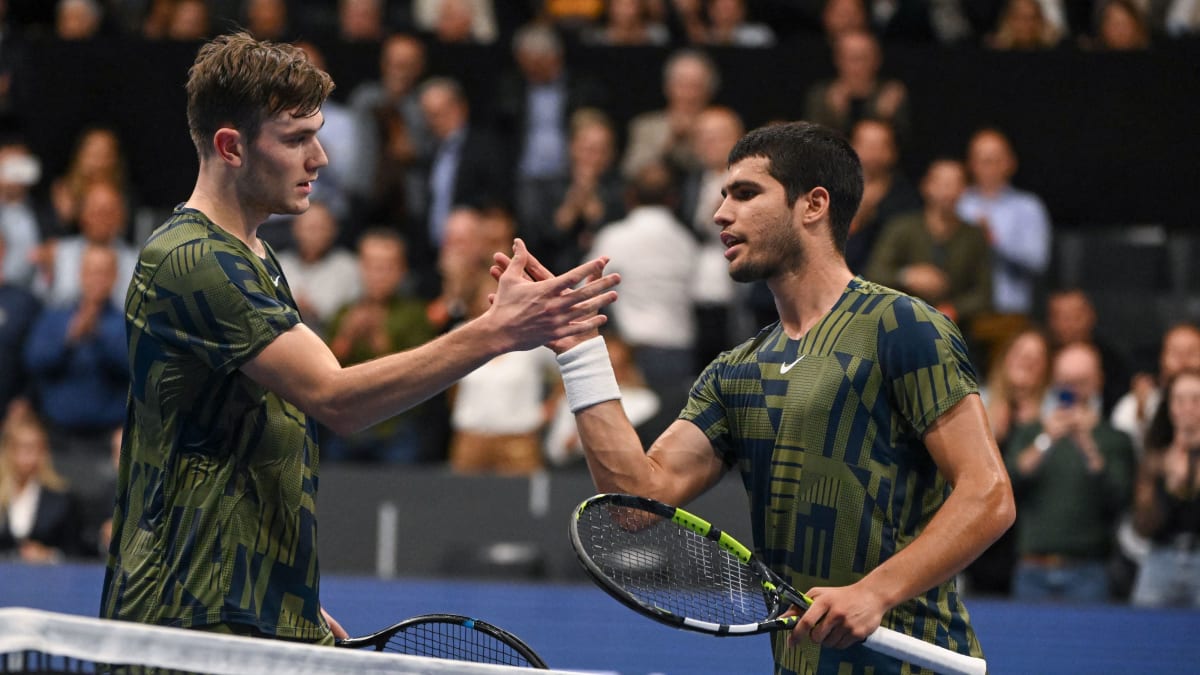 Tennisturnier in Basel Alcaraz mit Mühe ins Achtelfinale kicker
