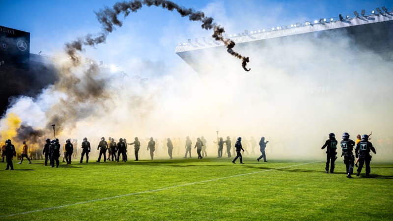 3rd League, SV Waldhof Mannheim 07 vs. SG Dynamo Dresden; May 10, 2025. Dresden fans invade the pitch after the final whistle, pyrotechnics, smoke, police intervention, police. 3rd League, SV Waldhof Mannheim 07 vs. Dynamo Dresden, on May 10, 2025, at the Carl-Benz-Stadion in Mannheim. DFB REGULATIONS PROHIBIT ANY USE OF PHOTOGRAPHS AS IMAGE SEQUENCES AND OR QUASI-VIDEO. *** 3 Liga, SV Waldhof Mannheim 07 SG Dynamo Dresden 10 05 2025 Dresden fans storming the pitch after the final whistle, pyro, pyrotechnics, smoke, police operation, police 3 Liga, SV Waldhof Mannheim 07 Dynamo Dresden, on 10 05 2025 at the Carl Benz Stadium in Mannheim DFB REGULATIONS PROHIBIT ANY USE OF PHOTOGRAPHS AS IMAGE SEQUENCES AND OR QUASI VIDEO Copyright: xBEAUTIFULxSPORTS Gelhardtx