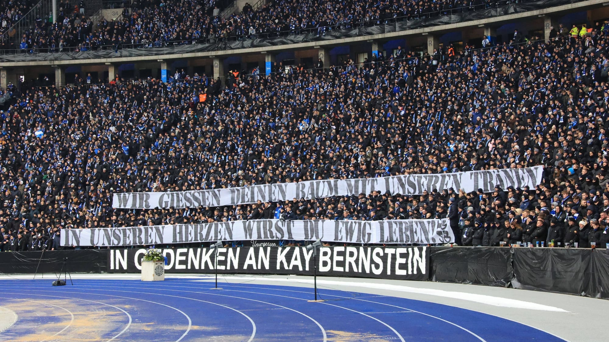 Fußball: 2. Bundesliga, Hertha BSC - SSV Jahn Regensburg, 3. Spieltag, Olympiastadion, Fans von Hertha in der Ostkurve halten ihre Schals hoch.
