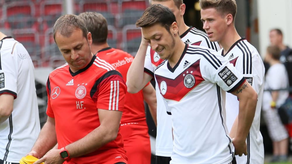 Erfolgreiche Zeit bei der Nationalelf: Hansi Flick und Mesut Özil, hier im Juni 2014.
