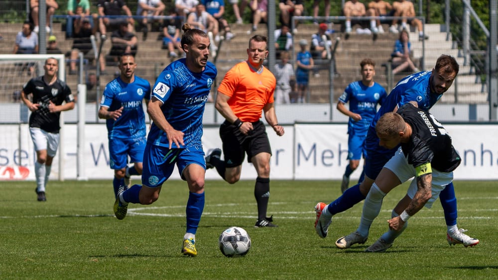 Arbeitssieg am Samstag: Die Stuttgarter Kickers (blau) gewannen gegen Freiberg.
