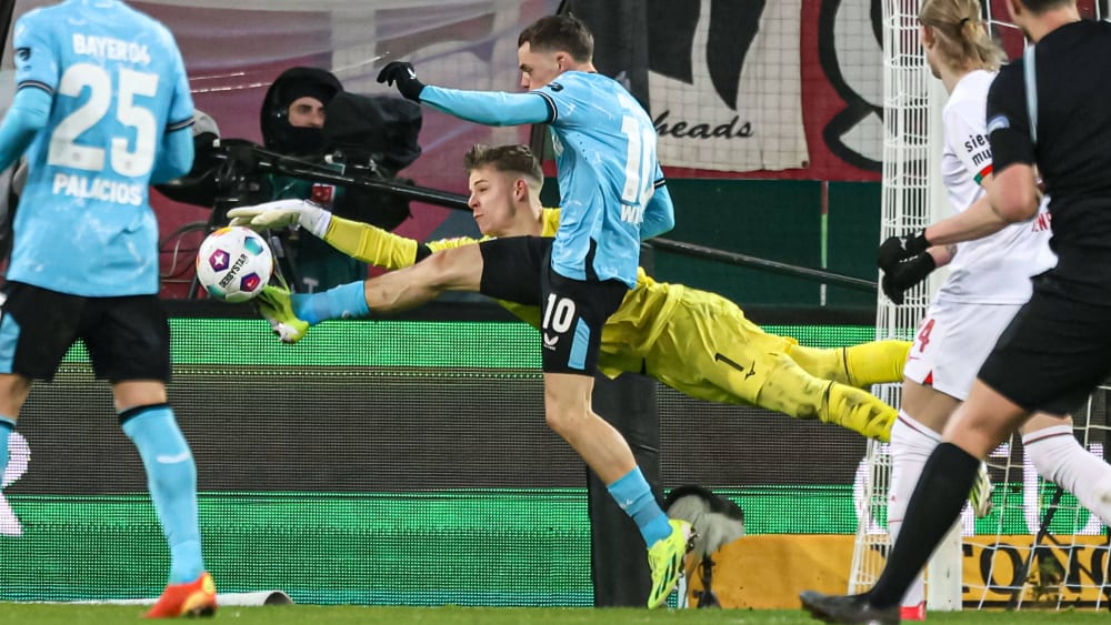 Stand im Spiel gegen Leverkusen immer wieder im Fokus: FCA-Keeper Finn Dahmen, hier gegen Florian Wirtz.