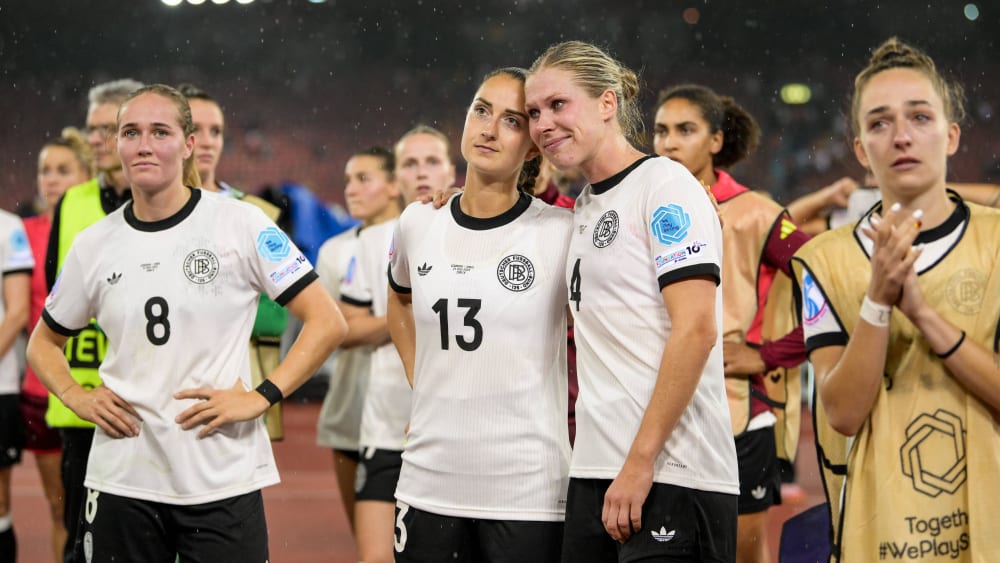 Sydney Lohmann, Sara Däbritz, Rebecca Knaak und Sophia Kleinherne (v. li.) waren nach Schlusspfiff niedergeschlagen.