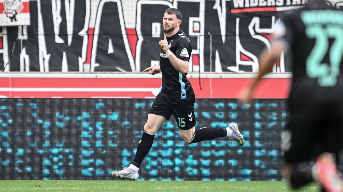 Double-packer Burke keeps Werder's European dream alive
