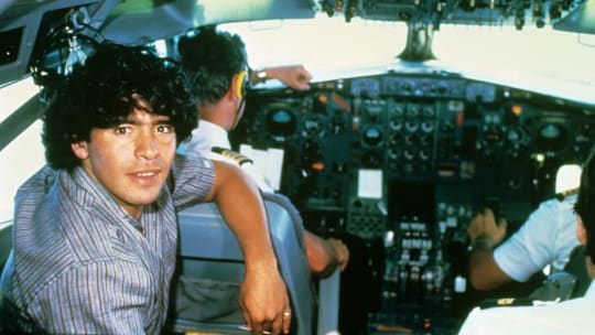 Diego Maradona 1984 im Flugzeug nach Neapel.