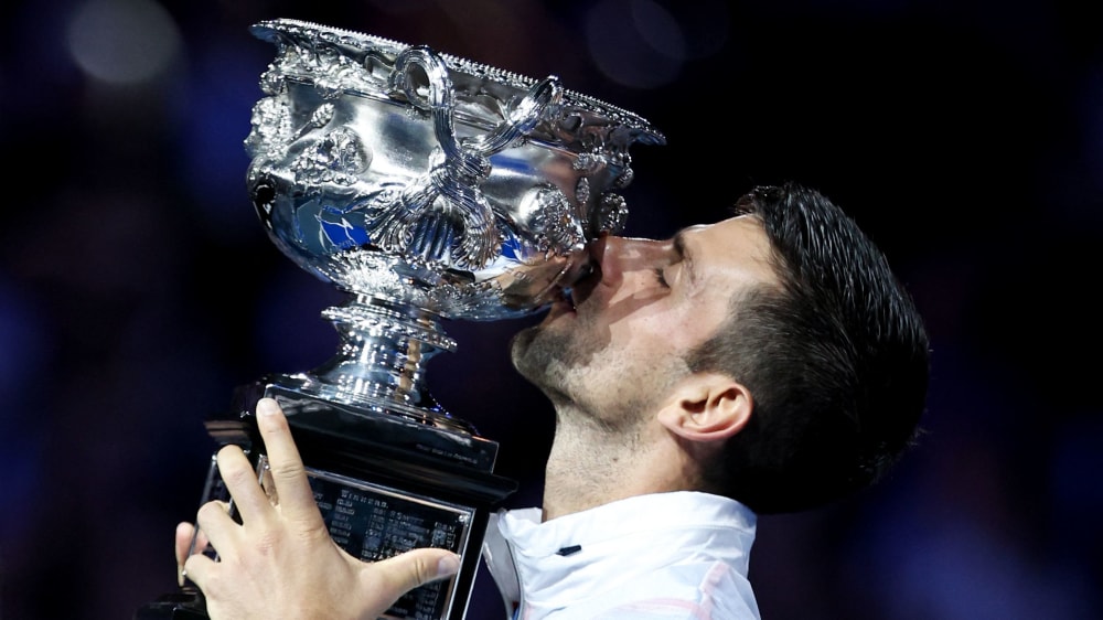 Ein bekanntes Bild: Novak Djokovic und die Trophäe bei den Australian Open.&nbsp;