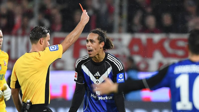 02.11.2025, xophax, Fussball 1.Bundesliga, 1.FC Koeln - Hamburger SV Gelb - Rote Karte für den am Boden liegenden Immanuel Pherai ( Hanburger SV ) , rechts von Schiedsrichter Daniel Schlager , links mit Yussuf Poulsen ( HSV ) (DFL DFB REGULATIONS PROHIBIT ANY USE OF PHOTOGRAPHS as IMAGE SEQUENCES and or QUASI-VIDEO) Koeln *** 02 11 2025, xophax, Soccer 1 Bundesliga, 1 FC Koeln Hamburger SV Yellow Red Card for Immanuel Pherai Hanburger SV lying on the ground , right by referee Daniel Schlager , left with Yussuf Poulsen HSV DFL DFB REGULATIONS PROHIBIT ANY USE OF PHOTOGRAPHS as IMAGE SEQUENCES and or QUASI VIDEO Koeln