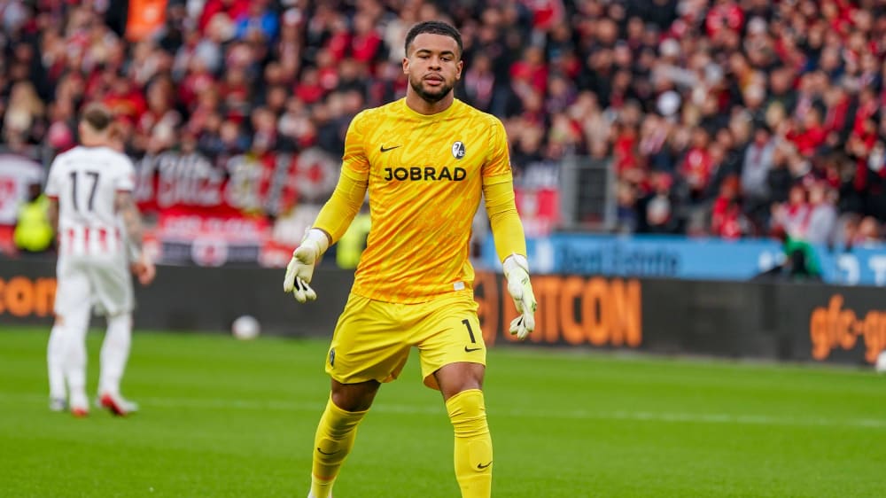 Freiburgs Keeper Noah Atubolu.