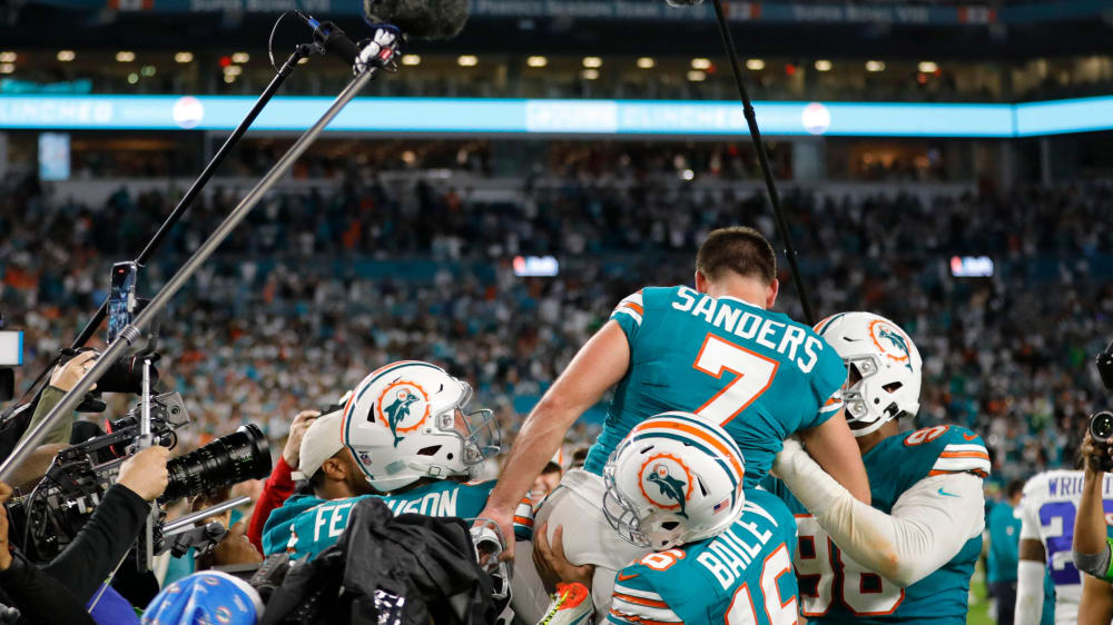 Der gefeierte Held bei den Miami Dolphins: Kicker Jason Sanders sicherte seinen Farben das Play-off-Ticket.