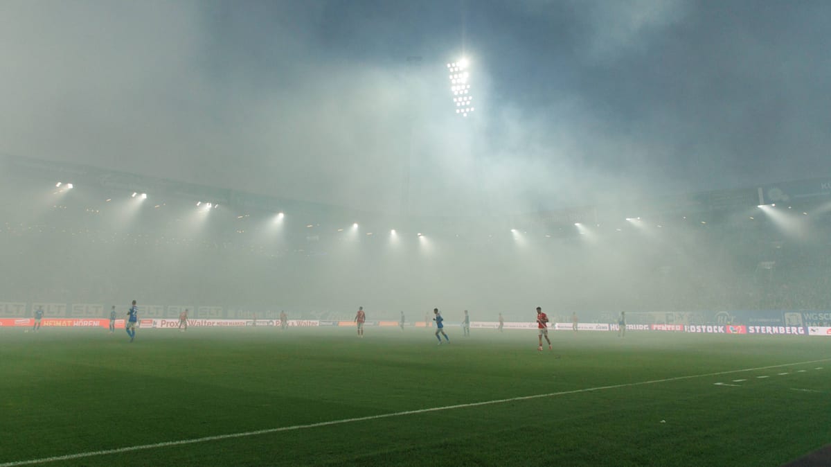 Wegen-Fan-Vergehen-Geldstrafen-f-r-Hansa-RWE-und-Cottbus