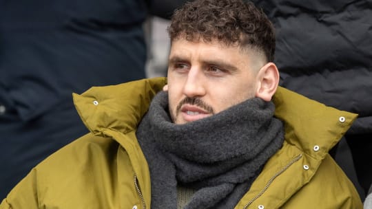 Tauscht die Straßenklamotten wieder gegen Fußballkluft: Hertha-Verteidiger Agustin Rogel.