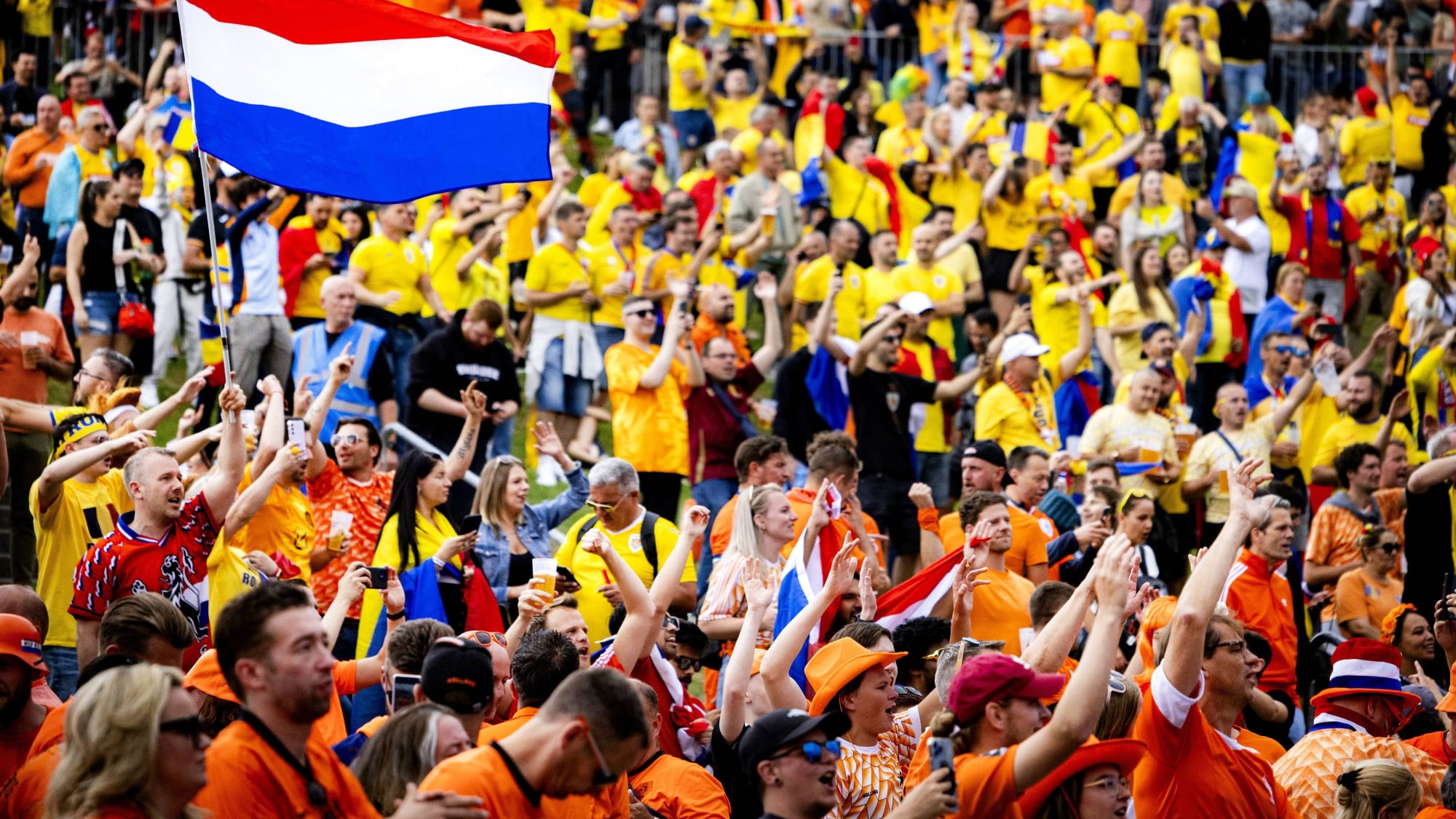 Rumänische und niederländische Fans