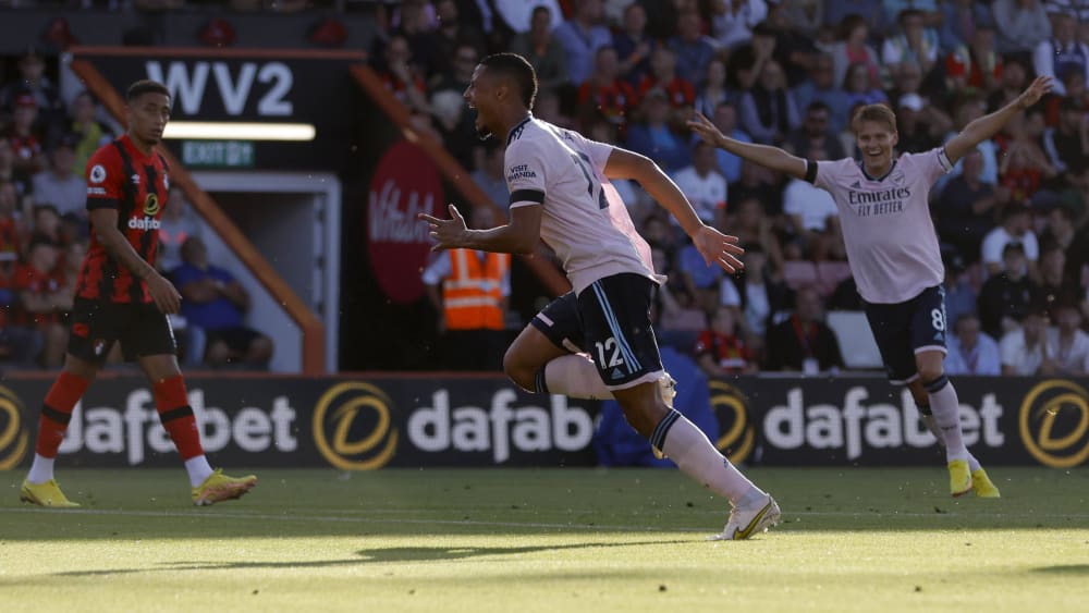 Zu stark für Bournemouth: Arsenals William Saliba (Mitte) bejubelt seinen Treffer mit Doppeltorschütze Martin Ödegaard.