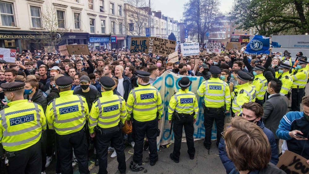 Im April 2021 hatte es vielerorts Proteste gegen die Gründung einer Super League gegeben - hier Chelsea-Fans in London.