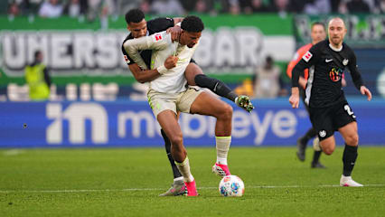 Abstiegskampf in Wolfsburg: Moritz Jenz beharkt Werders Salim Musah (vorne).