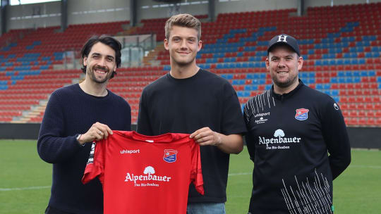 Von links nach rechts: Sportdirektor Markus Schwabl, Ben Schlicke und Trainer Marc Unterberger.